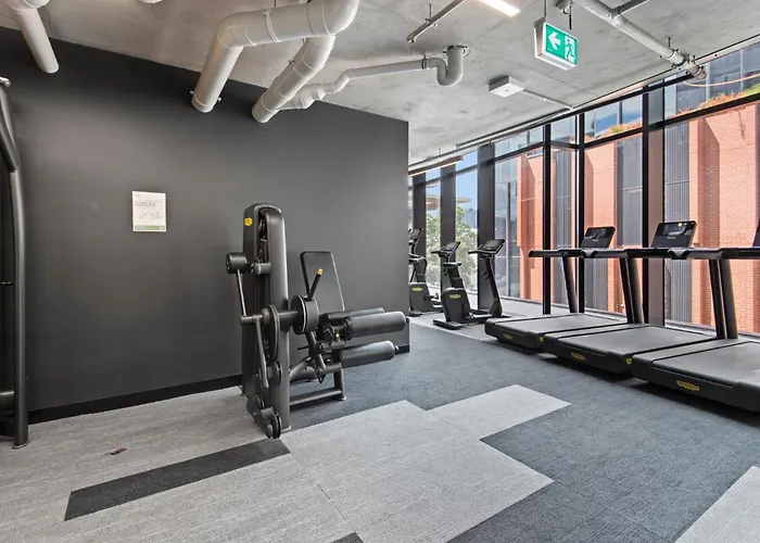 Executive 2-Bed Apartment With Views, Gym And Pool